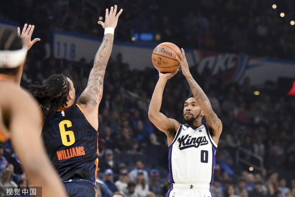 展示足球的 展示足球的